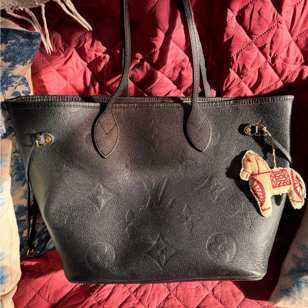 Louis Vuitton Black Embossed Tote Bag Neverfull MM- Noir. In great shape! - Picture 2 of 6